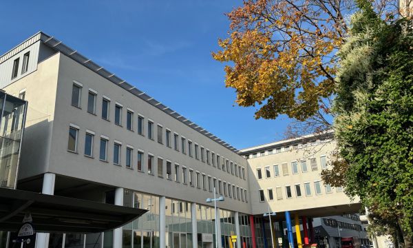 Herbstliche Laubb&auml;ume zieren die Sicht auf das neue Zentrum f&uuml;r Kinderkultur.